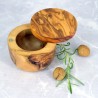 Pojemnik na sól z drewna oliwnego 9,5 cm – z magnesem, stylowy i praktyczny | Woodenthick