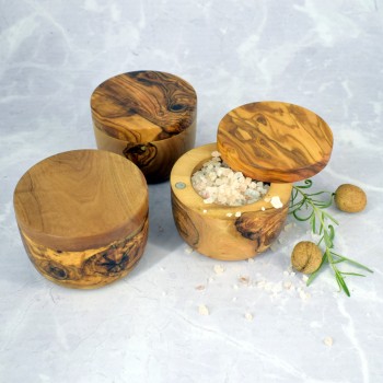 Pojemnik na sól z drewna oliwnego 9,5 cm – z magnesem, stylowy i praktyczny | Woodenthick